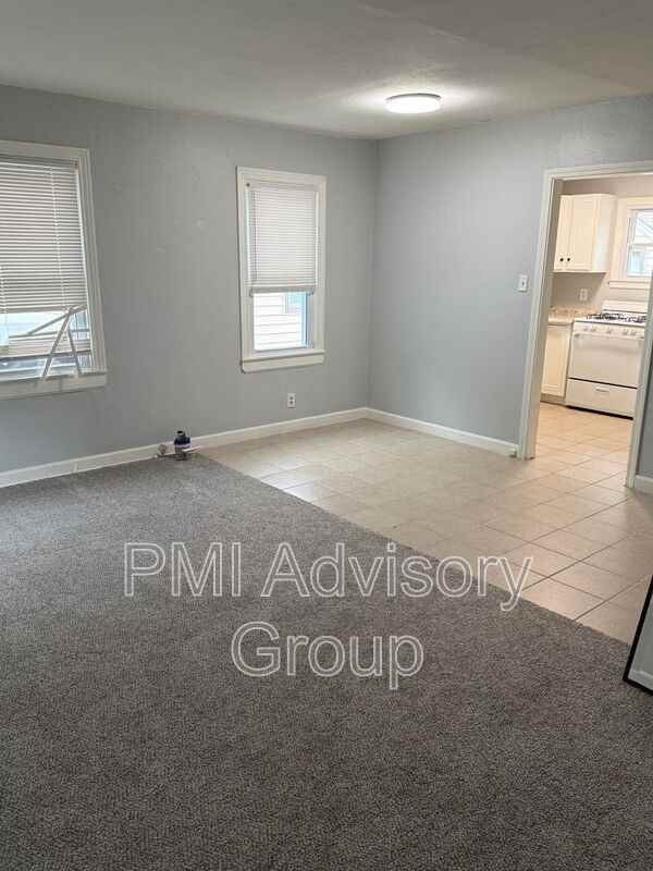 608 Sw Medford Ave - Photo 3 of 9