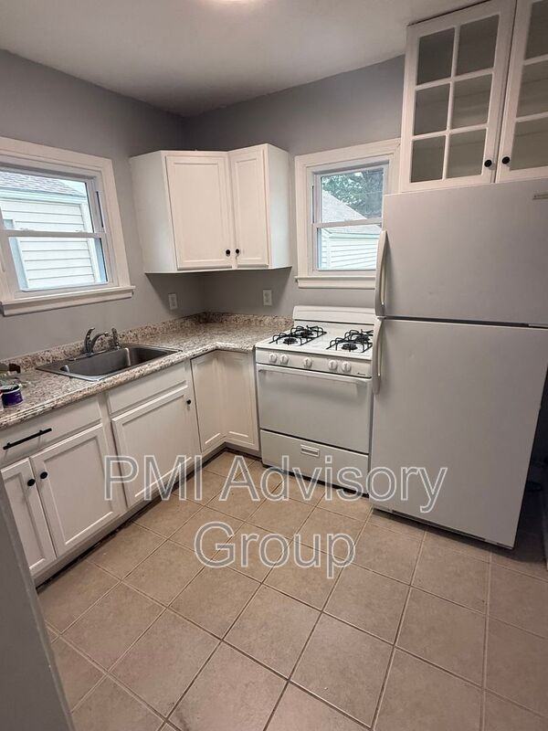 608 Sw Medford Ave - Photo 5 of 9