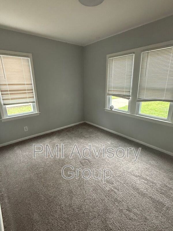 608 Sw Medford Ave - Photo 7 of 9