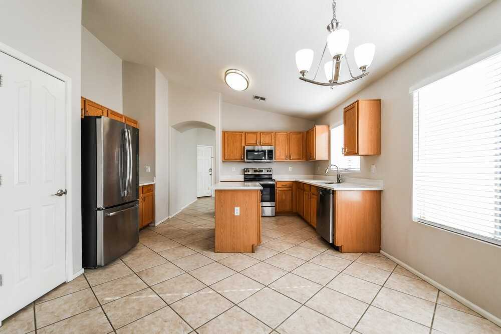 1427 E Vernoa St - Photo 5 of 16