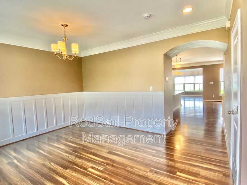 217 Manor Dr - Photo 3 of 36