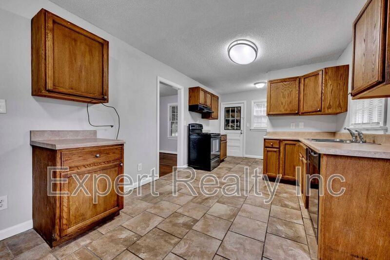 920 Parkway Dr - Photo 6 of 30