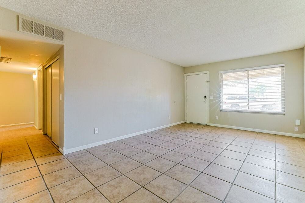 562 W Highland St - Photo 4 of 19