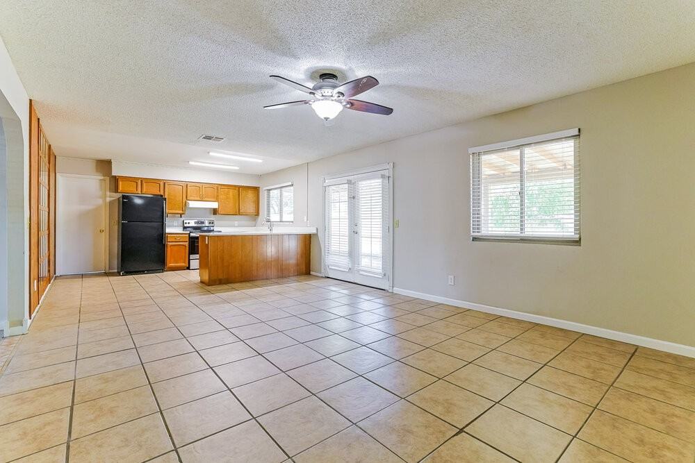 562 W Highland St - Photo 5 of 19