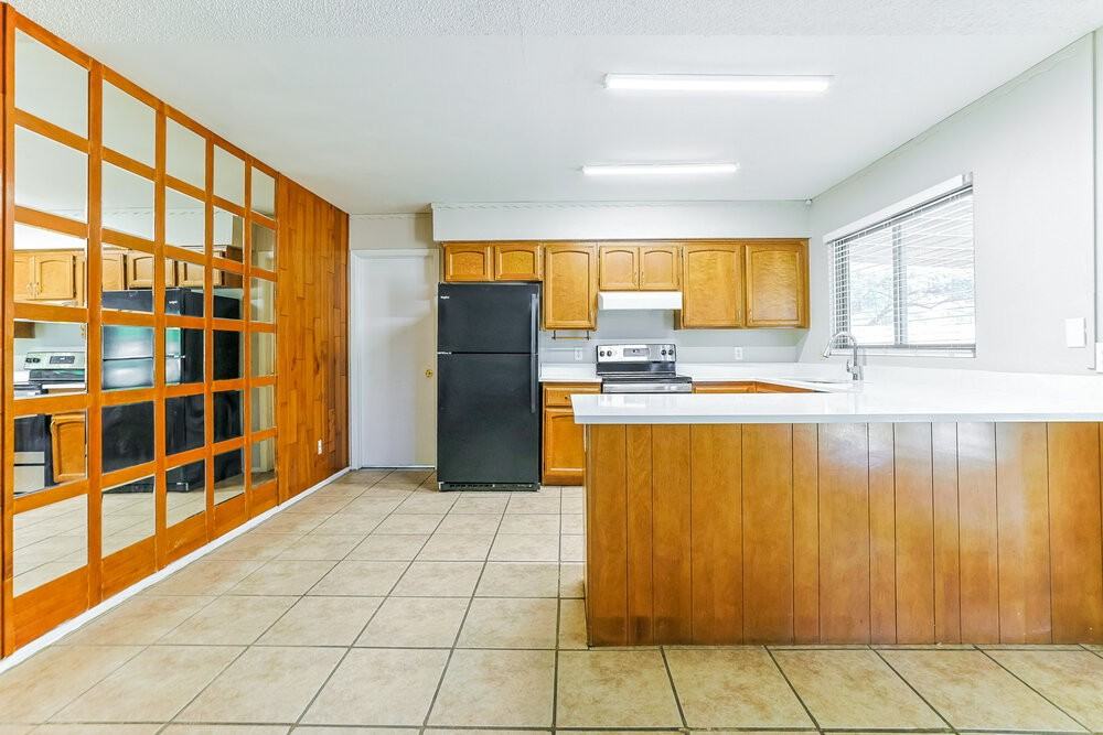 562 W Highland St - Photo 7 of 19
