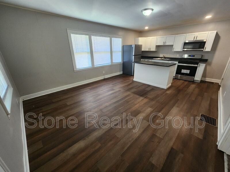1709 S Center St - Photo 2 of 10