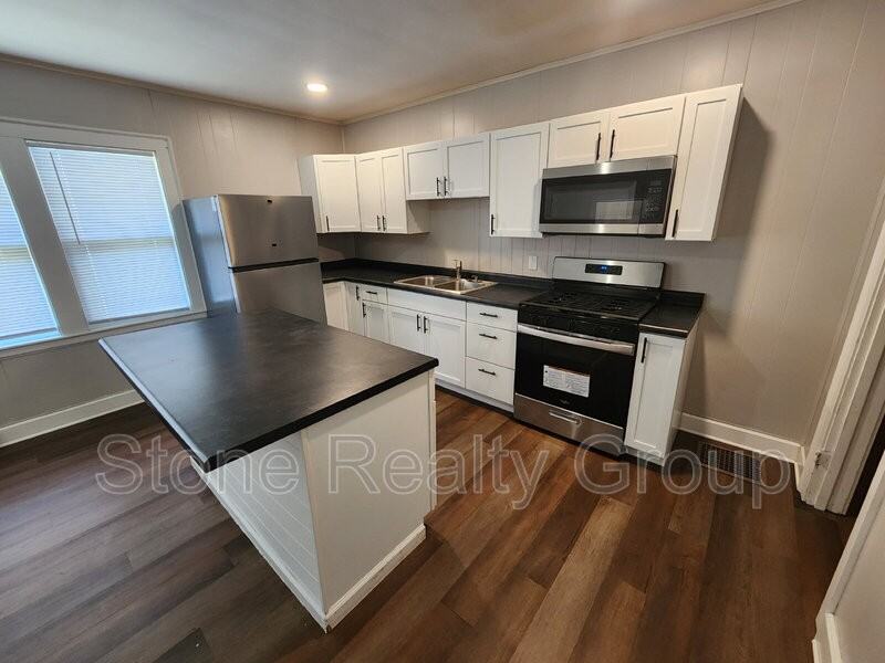 1709 S Center St - Photo 3 of 10