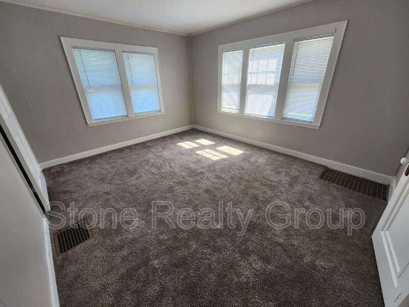 1709 S Center St - Photo 4 of 10