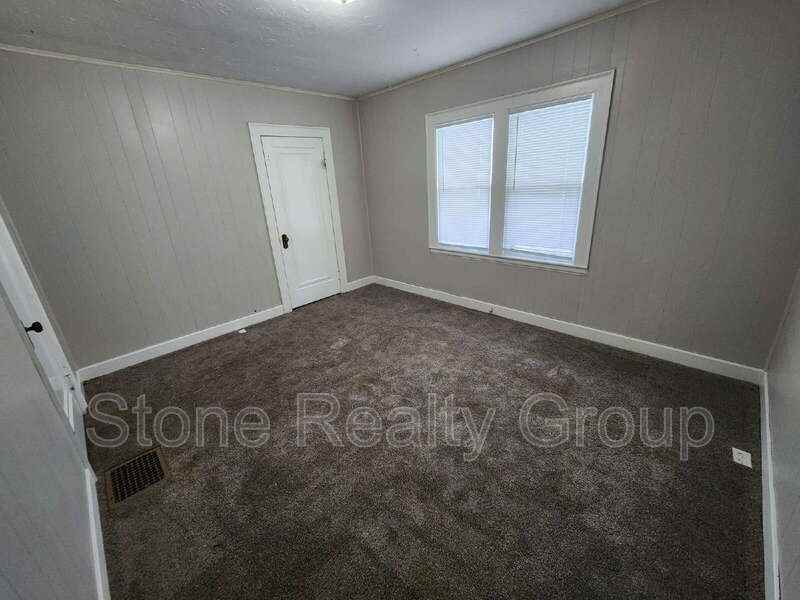 1709 S Center St - Photo 5 of 10