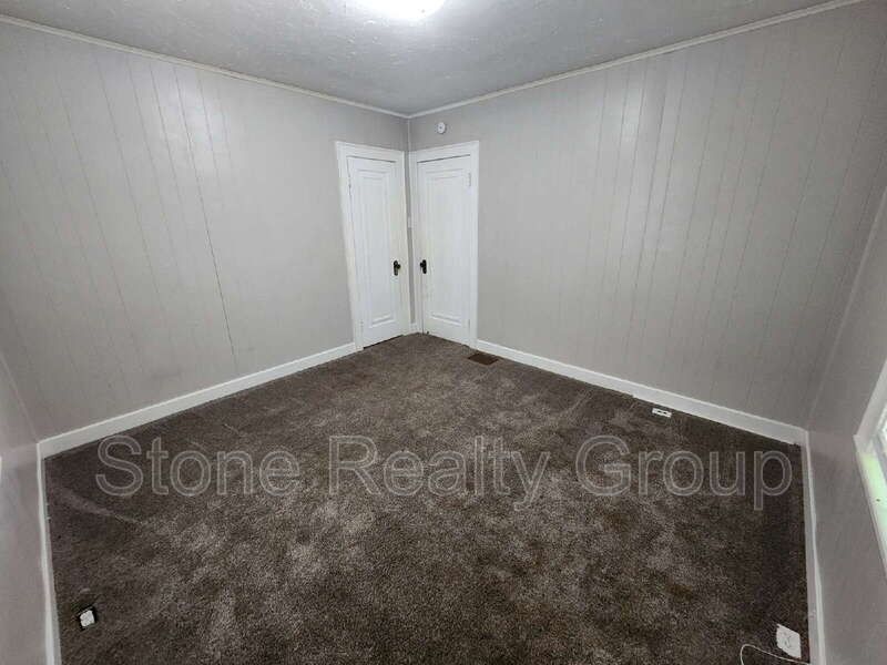1709 S Center St - Photo 6 of 10