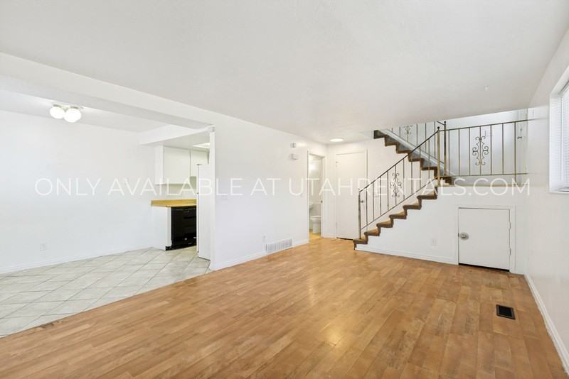 228 W Foxbridge Dr - Photo 2 of 20