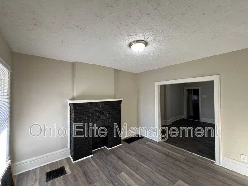 810 Reinhard Ave - Photo 2 of 13