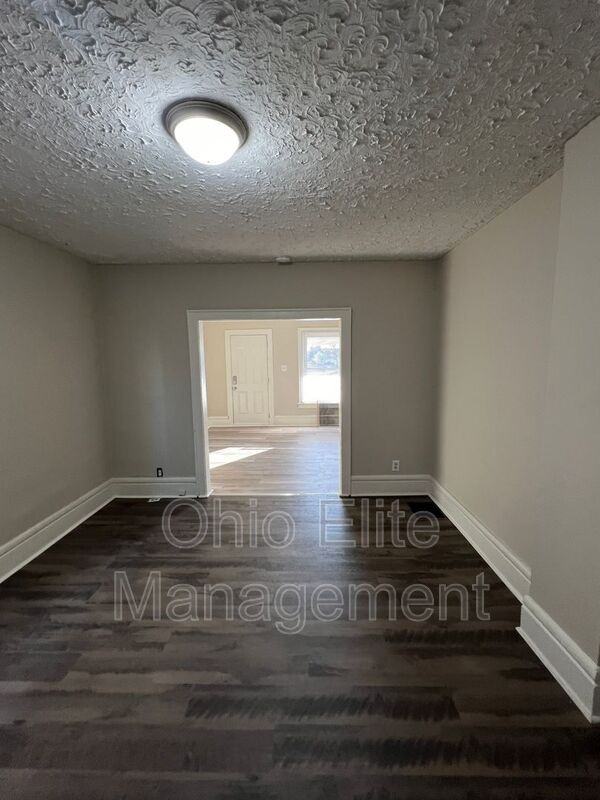 810 Reinhard Ave - Photo 3 of 13
