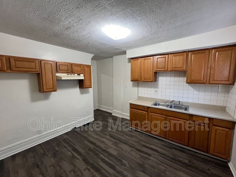 810 Reinhard Ave - Photo 4 of 13