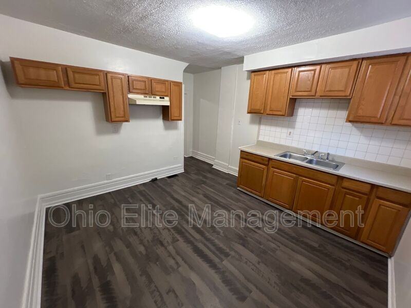 810 Reinhard Ave - Photo 5 of 13