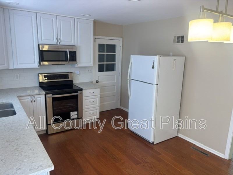 6101 W 58th St - Photo 3 of 12