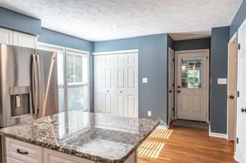 145 Sandhurst Pl - Photo 6 of 32