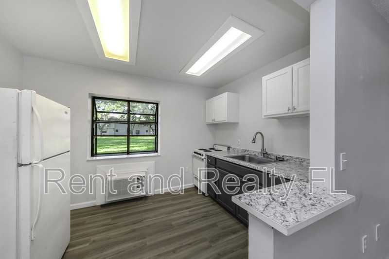 2122 Bradford St #1UNIT501 - Photo 4 of 10
