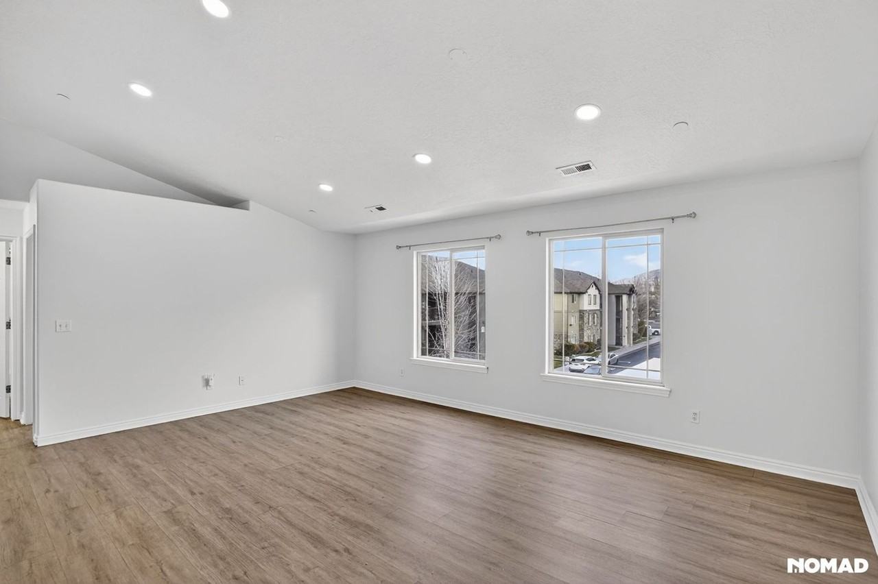 946 W 630 S - Photo 4 of 22