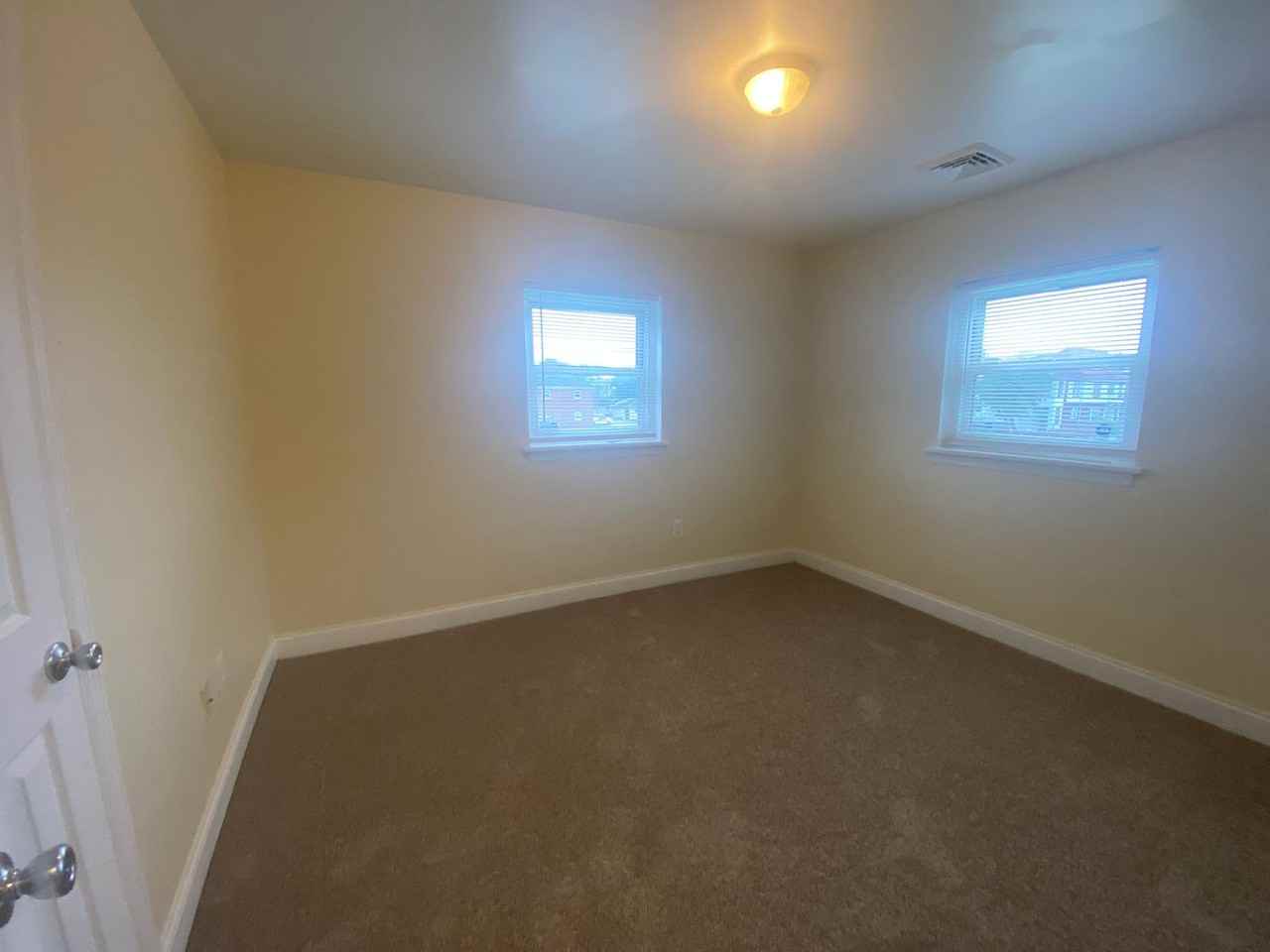 Riverfront Park Apartments - Photo 6 of 10