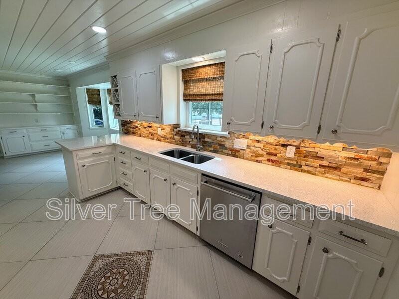1710 Dickerson Dr - Photo 5 of 42