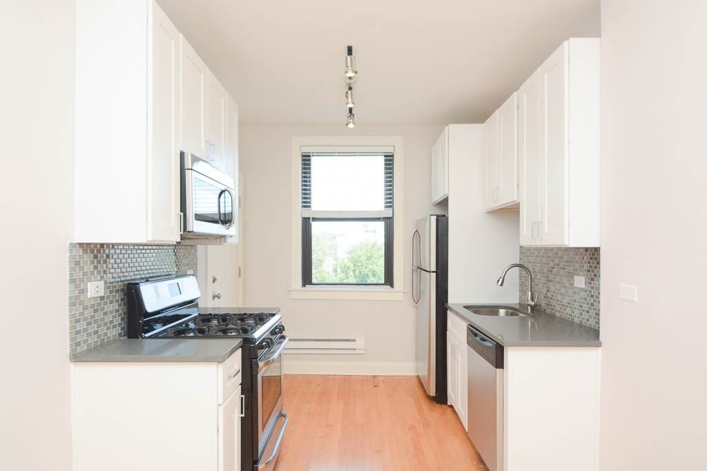 2325 N Rockwell St #2B - Photo 2 of 19