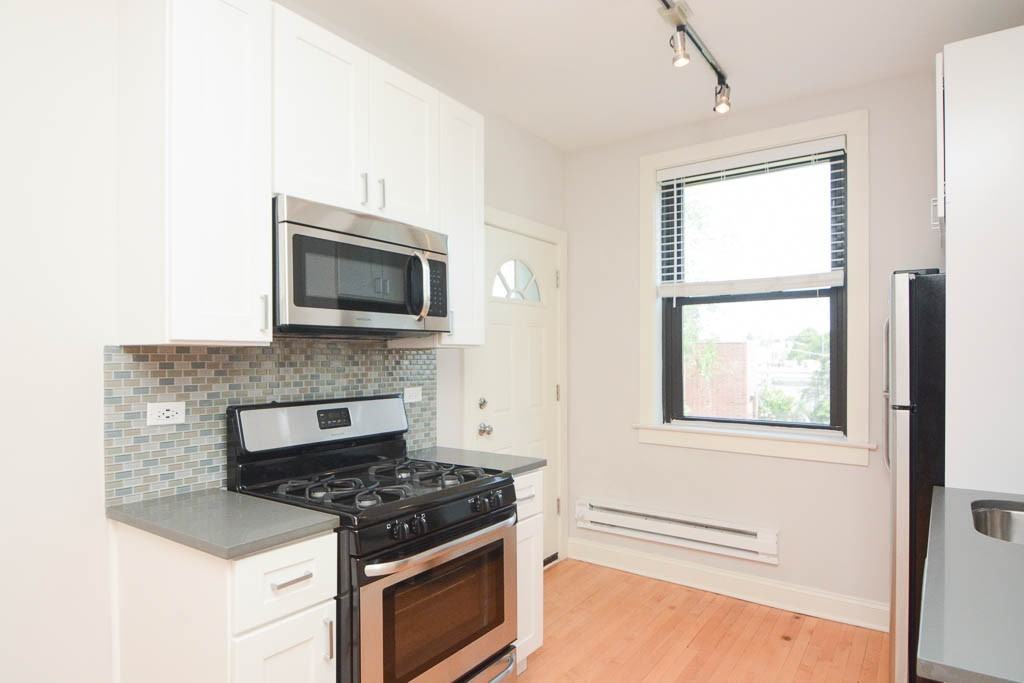 2325 N Rockwell St #2B - Photo 3 of 19
