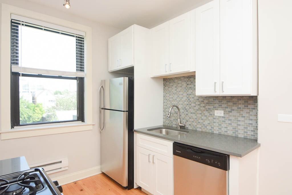 2325 N Rockwell St #2B - Photo 4 of 19