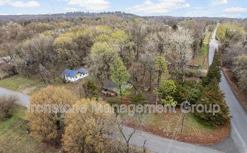 1103 N Franklin Ave - Photo 2 of 11