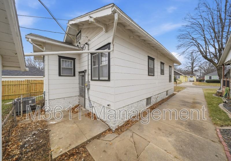 6928 Ballard Ave - Photo 4 of 28
