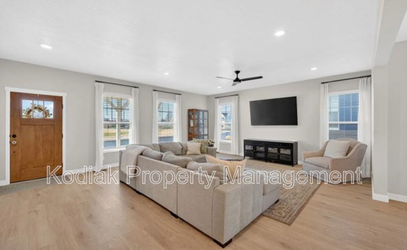 979 W Shoreline Dr - Photo 4 of 32
