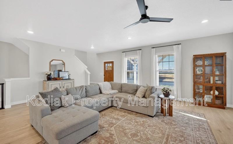 979 W Shoreline Dr - Photo 5 of 32