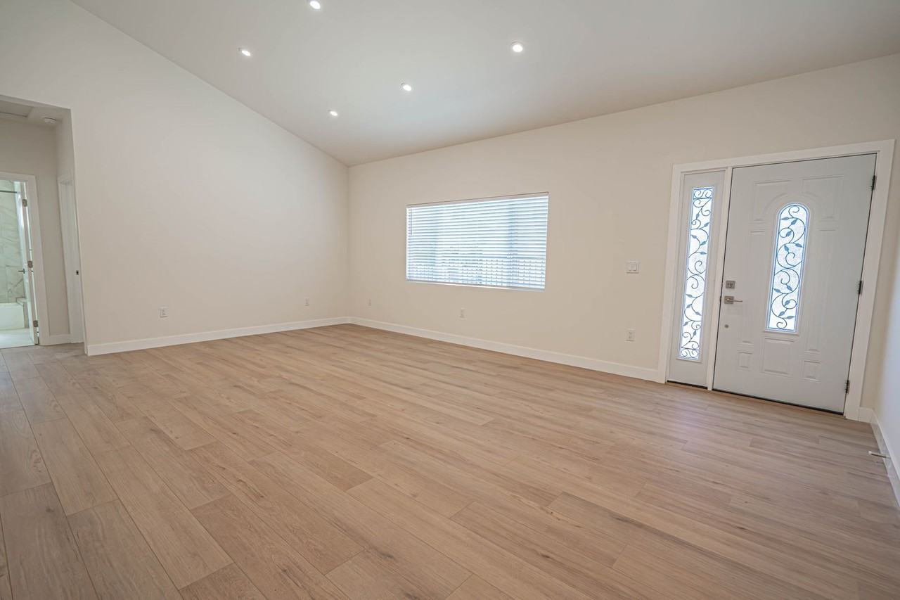 10959 Collins St - Photo 2 of 20