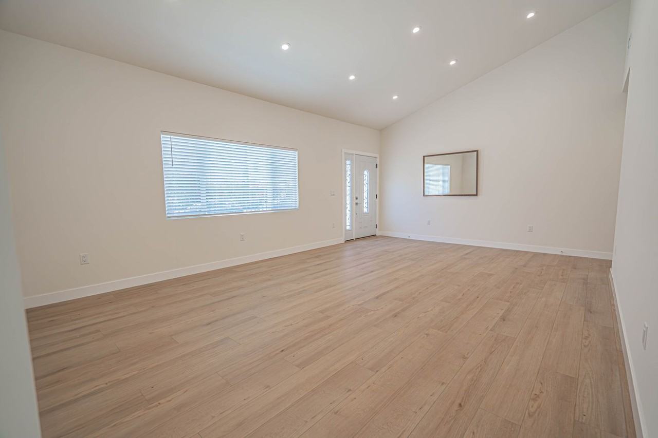 10959 Collins St - Photo 3 of 20
