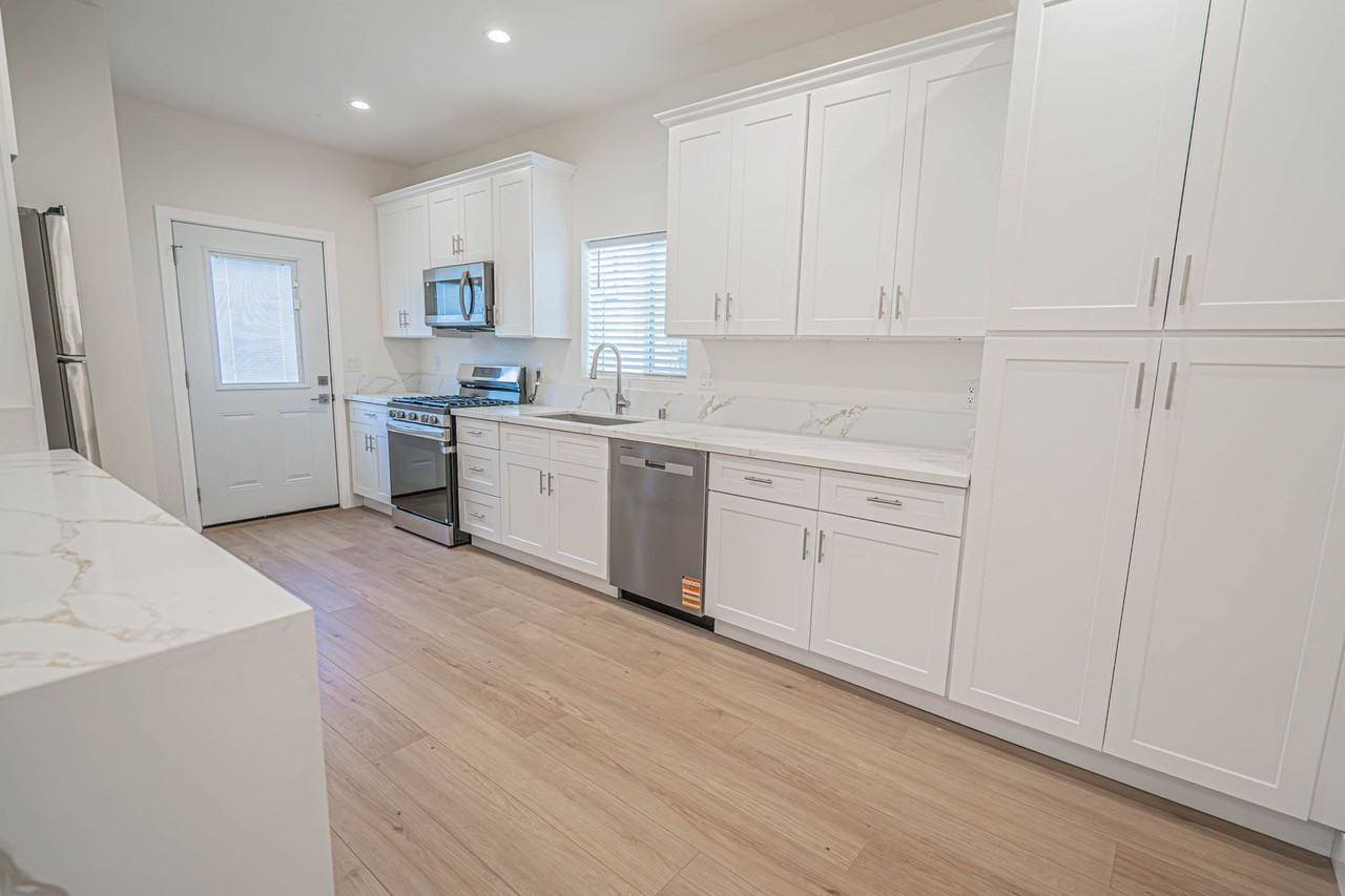 10959 Collins St - Photo 4 of 20
