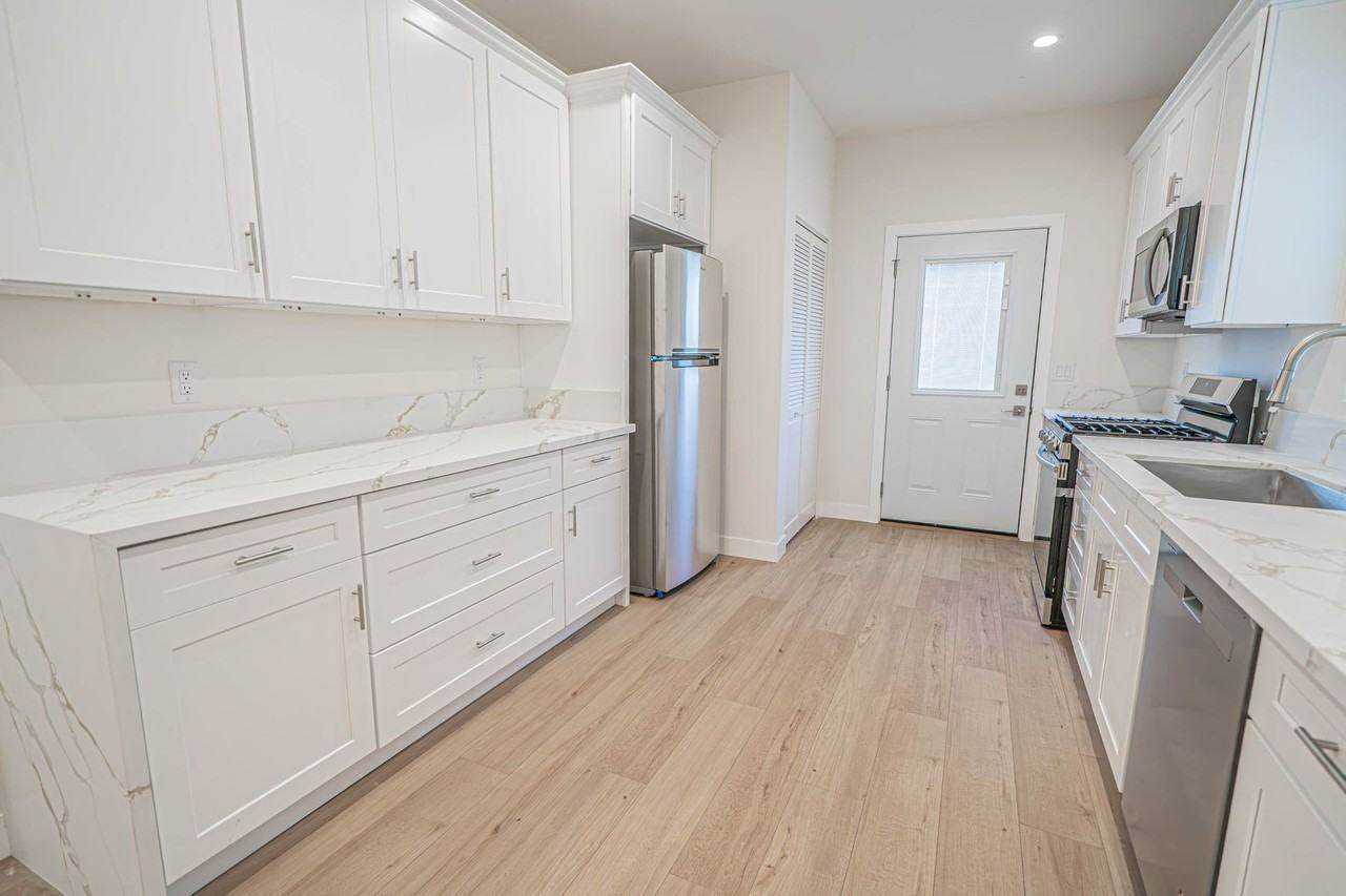 10959 Collins St - Photo 5 of 20