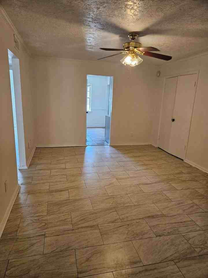 6101 N Brookline Ave - Photo 2 of 8