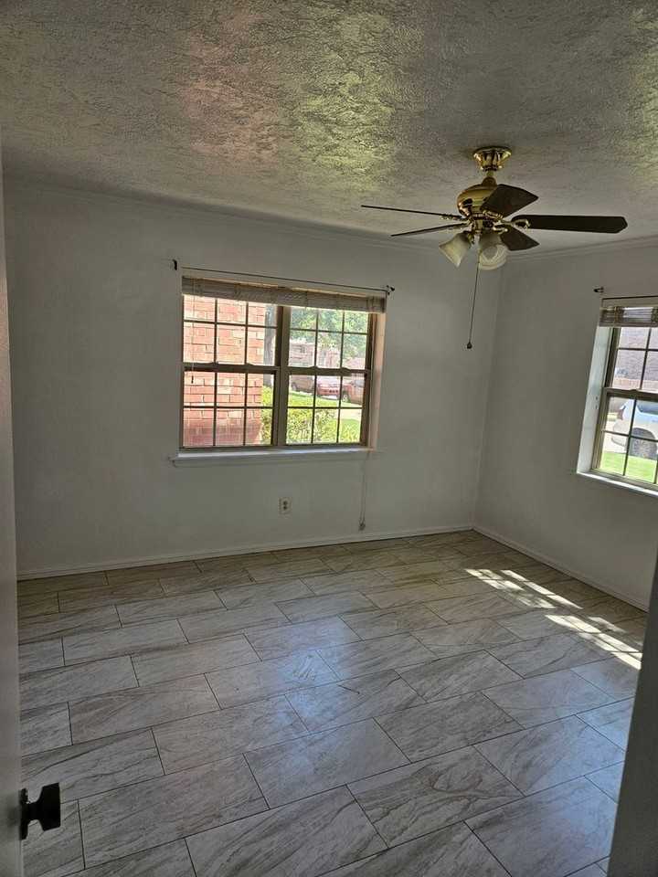 6101 N Brookline Ave - Photo 3 of 8