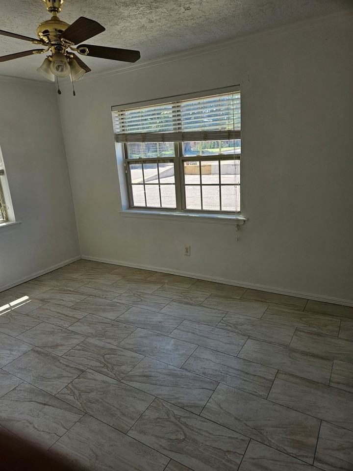 6101 N Brookline Ave - Photo 4 of 8