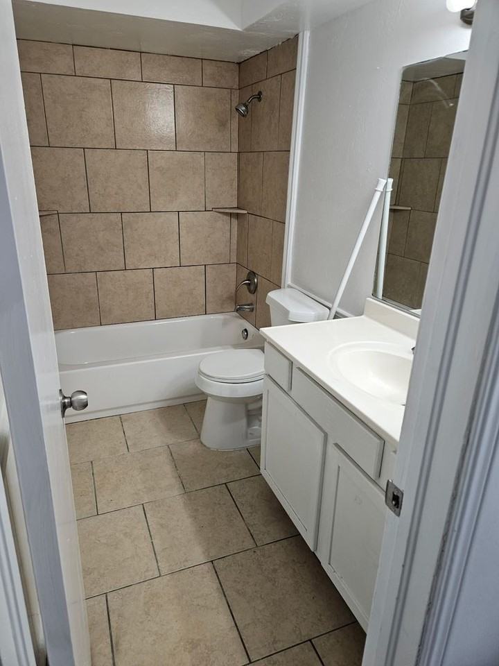 6101 N Brookline Ave - Photo 6 of 8