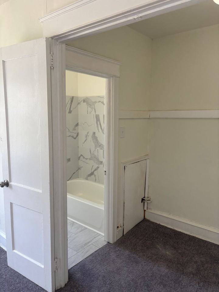 260 N Wycombe Ave - Photo 3 of 9