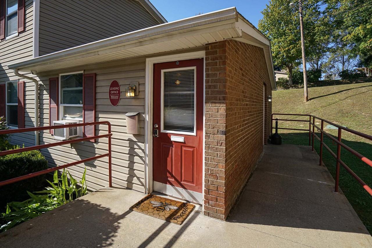 Lincoln Apartments - Photo 3 of 12