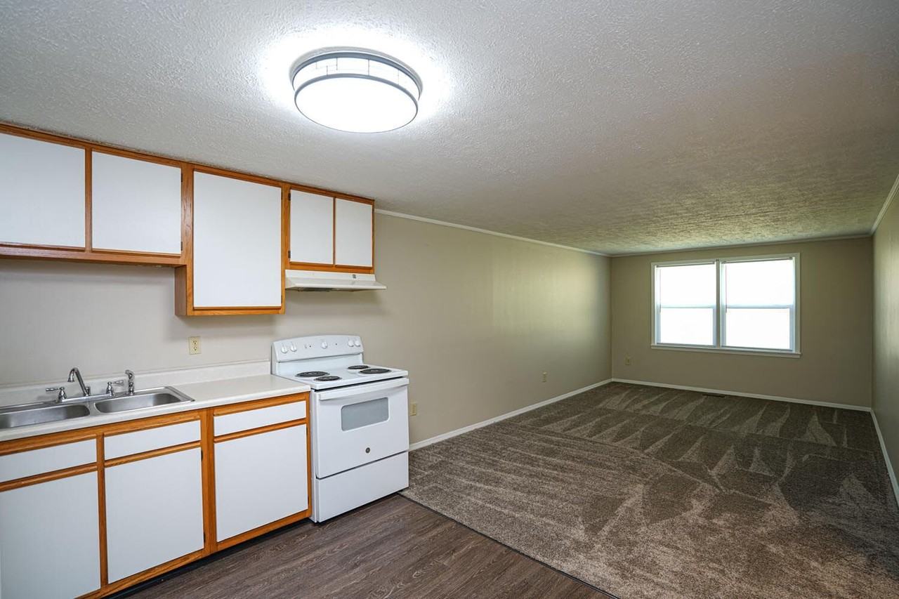 Lincoln Apartments - Photo 5 of 12