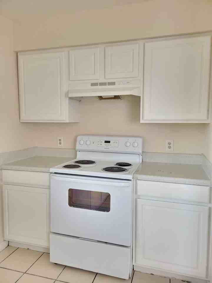 2004 Avenue H Nw - Photo 4 of 9