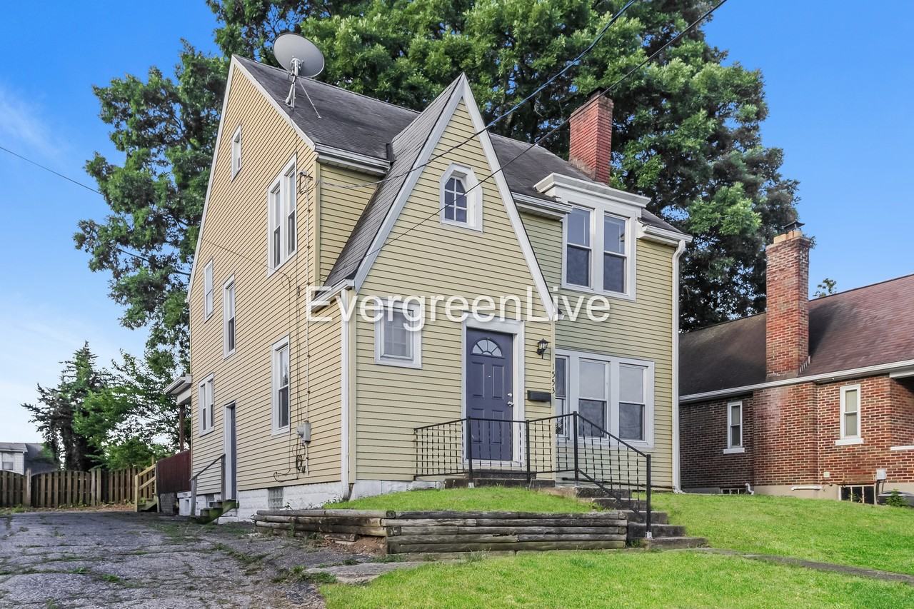 1553 Mcmakin Ave - Photo 2 of 15