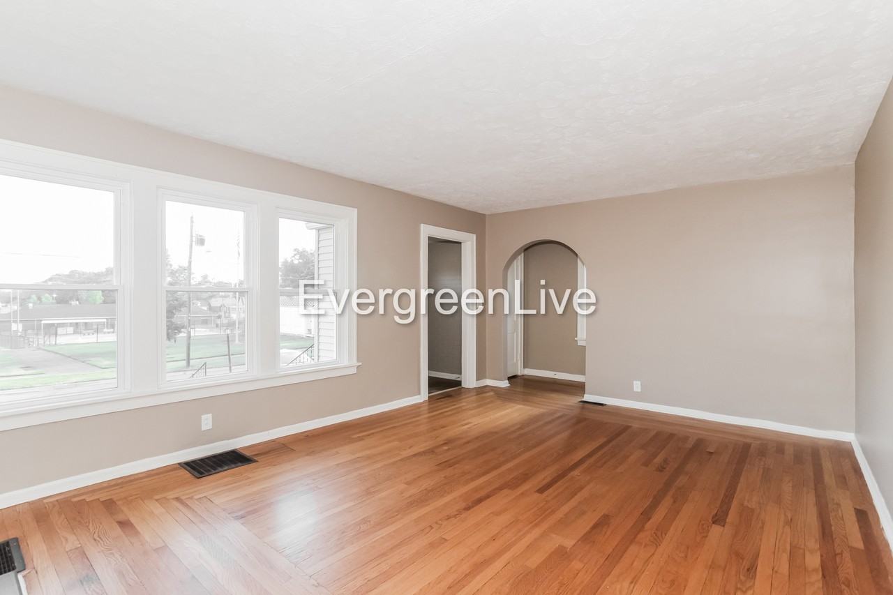 1553 Mcmakin Ave - Photo 4 of 15
