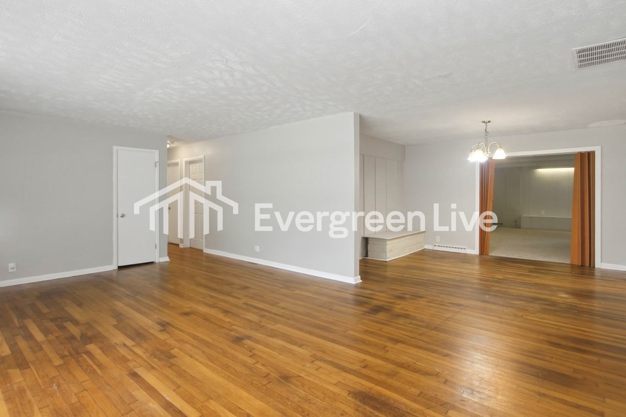 1120 Hathaway Dr - Photo 3 of 15