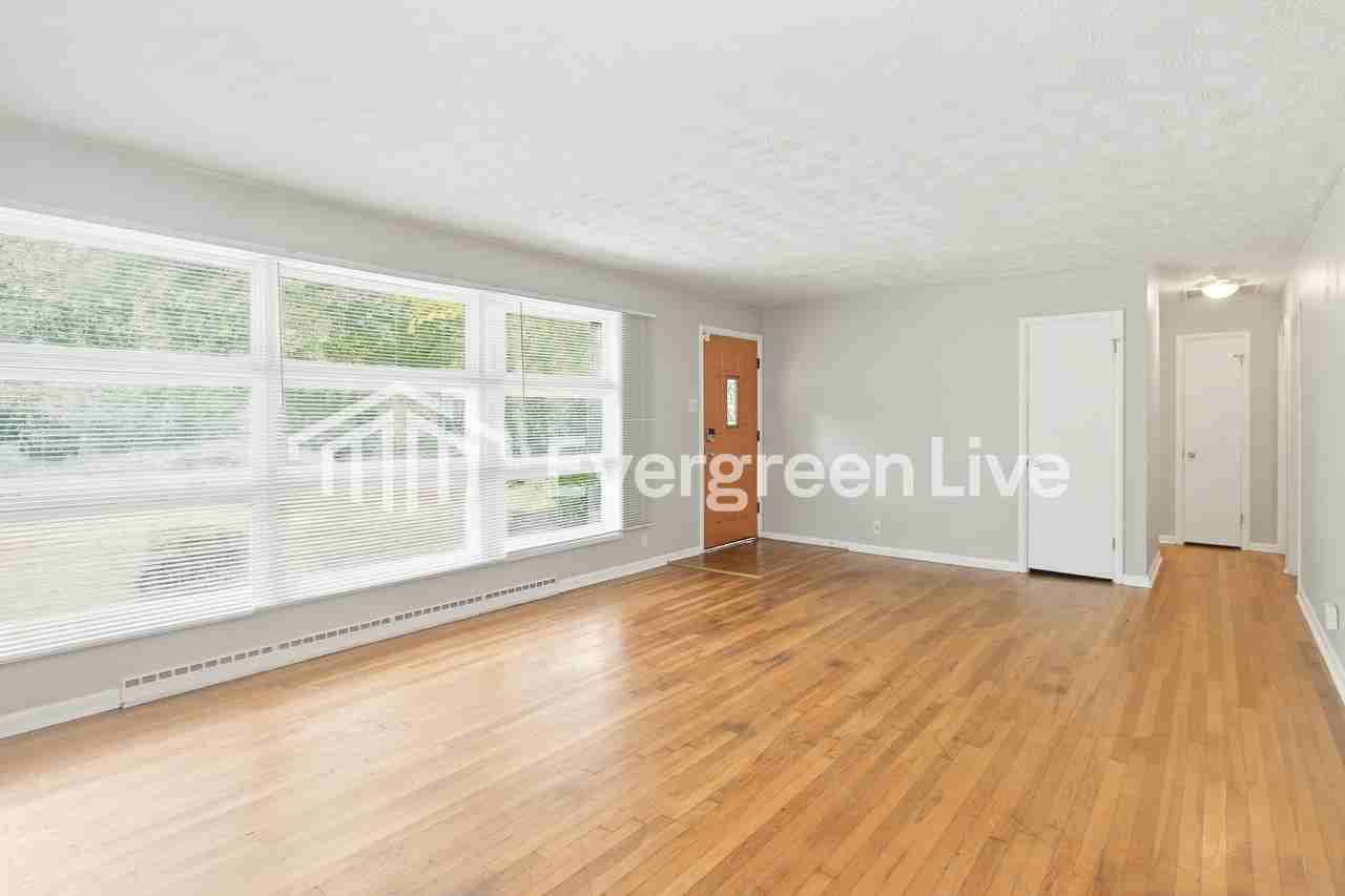 1120 Hathaway Dr - Photo 4 of 15