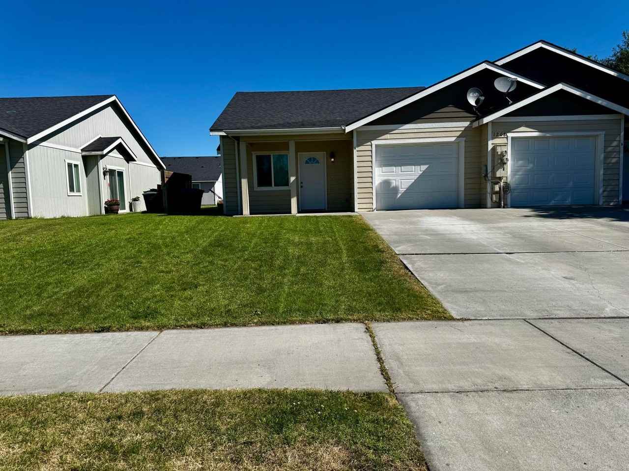 1208 W Malaga Ave - Photo 2 of 16