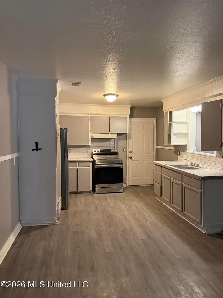 1110 Maria Dr - Photo 3 of 14